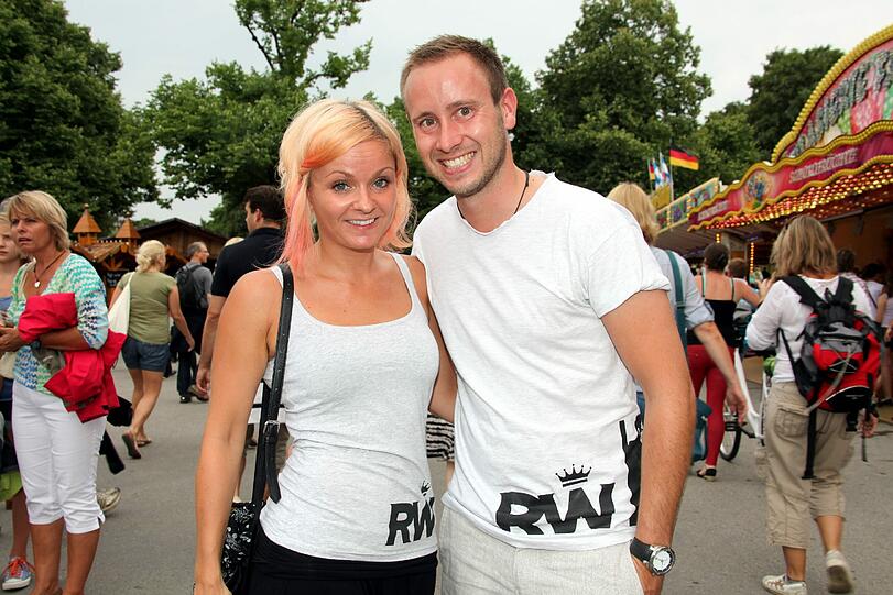 Warten auf Robbie Williams. Schon lange vor dem Konzert strömen die Fans zum Olympiazentrum. Die Bilder.