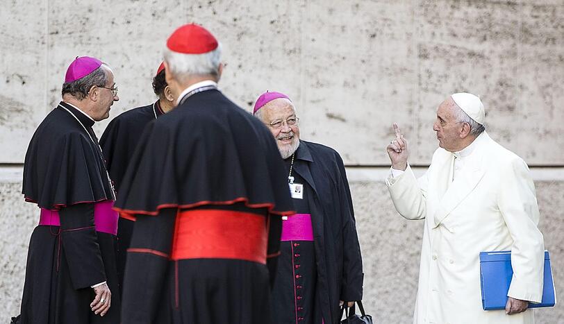 Ein erhobener Zeigefinger von Papst Franziskus an die Bischöfe bei der Endphase des Treffens &ndash; wie er das wohl meint?