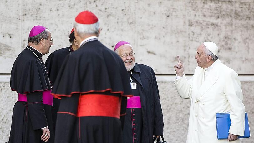 Ein erhobener Zeigefinger von Papst Franziskus an die Bischöfe bei der Endphase des Treffens – wie er das wohl meint? Ein erhobener Zeigefinger von Papst Franziskus an die Bischöfe bei der Endphase des Treffens – wie er das wohl meint?