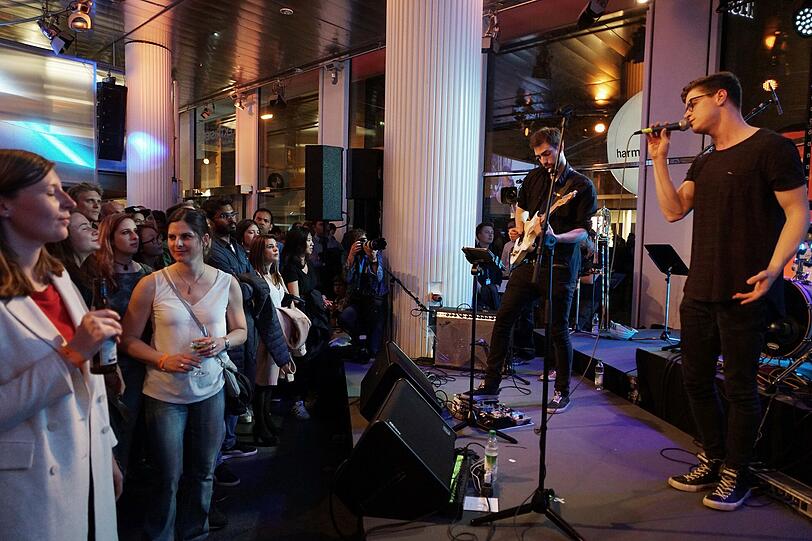 Max Stillers Musik klang durch die BMW-Lounge am Lenbachplatz.