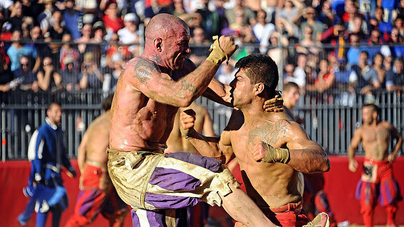 Der Spielball wird hier ganz schnell zur Nebensache - Schläge und Tritte sind hier ausdrücklich erlaubt. Die Biler vom Calcio Storico in Florenz.