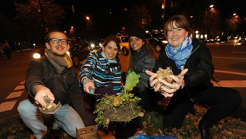 Die "Guerilla-Gärtner" Hannes, Katja, Kristina und Jeanette (von links) an der Landshuter Allee. Die "Guerilla-Gärtner" Hannes, Katja, Kristina und Jeanette (von links) an der Landshuter Allee.