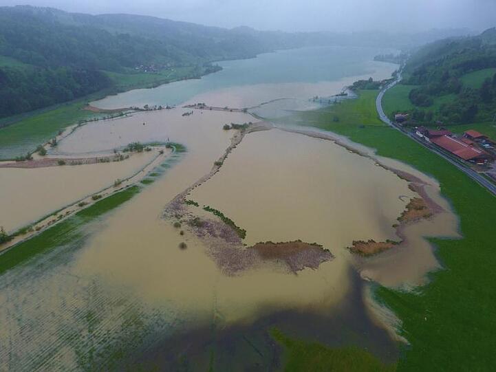 Der Alpsee bei Immenstadt ist nach dem Dauerregen über die Ufer getreten.