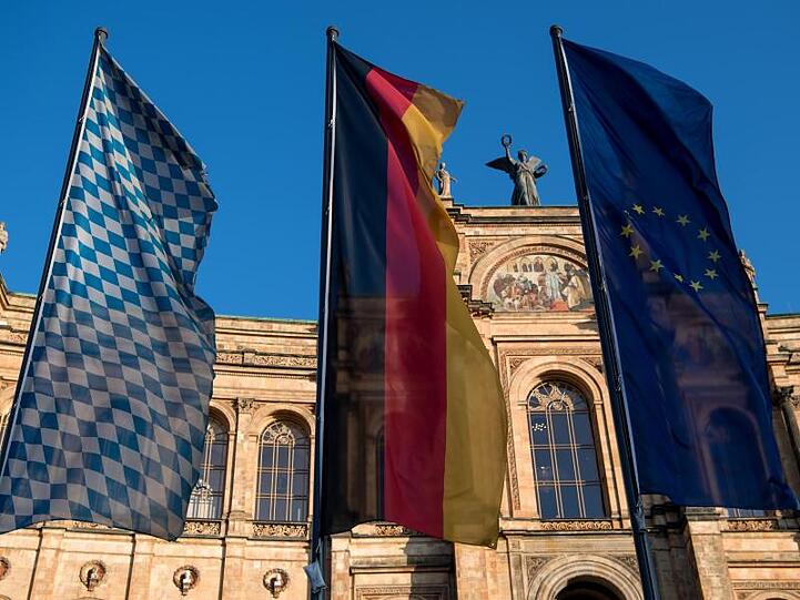 Die Fahnen von Bayern (l-r), Deutschland und Europa stehen vor dem bayerischen Landtag. Foto: Sven Hoppe/dpa/Archivbild