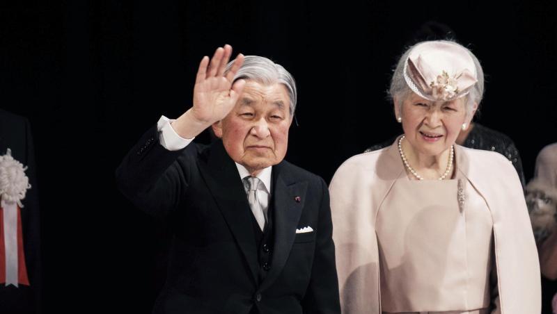 Der japanische Kaiser Akihito und Kaiserin Michiko nach der Zeremonie zum 30. Thronjubiläum. Der japanische Kaiser Akihito und Kaiserin Michiko nach der Zeremonie zum 30. Thronjubiläum.
