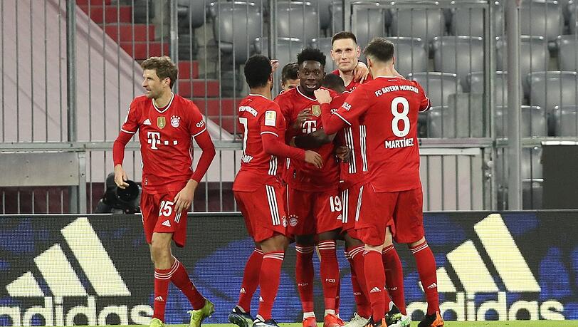 Vier Mal Jubel bei den Bayern: Robert Lewandowski trifft zum 1:2 und zum 2:2, bevor dann Leon Goretzka mit seinem Tor zum 3:2 endgültig für die Münchner die Wende gegen den BVB einleitet.