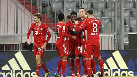 Vier Mal Jubel bei den Bayern: Robert Lewandowski trifft zum 1:2 und zum 2:2, bevor dann Leon Goretzka mit seinem Tor zum 3:2 endgültig für die Münchner die Wende gegen den BVB einleitet.