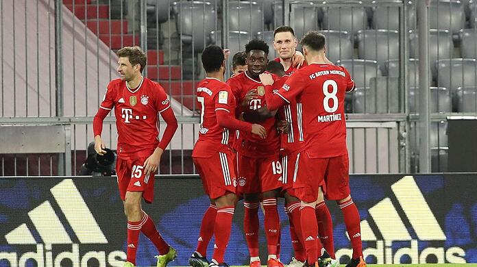 Vier Mal Jubel bei den Bayern: Robert Lewandowski trifft zum 1:2 und zum 2:2, bevor dann Leon Goretzka mit seinem Tor zum 3:2 endgültig für die Münchner die Wende gegen den BVB einleitet.