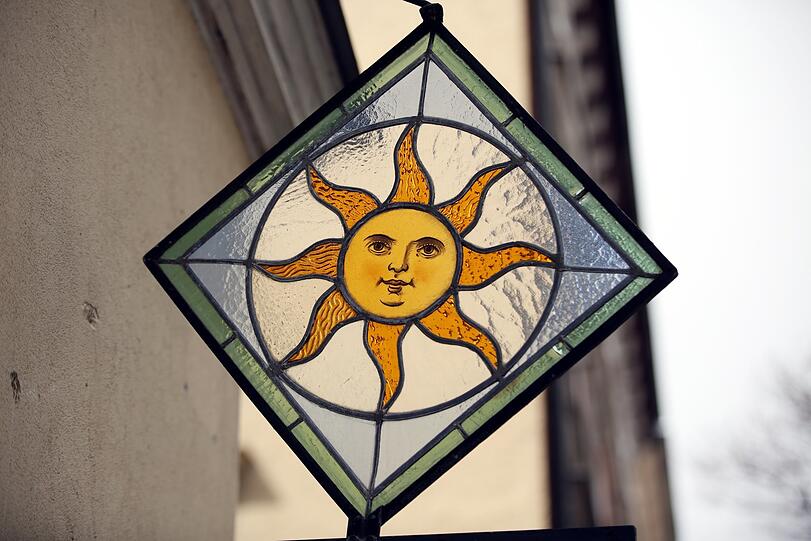 Das Nasenschild eines Glasers in der Blutenburgstraße.