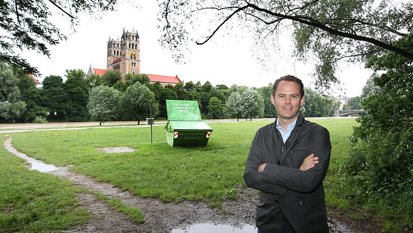 Oliver Freiland steht am vergleichsweise sauberen Isarstrand. Doch sobald das Wetter sich bessert, liegt hier wieder alles voller Müll.