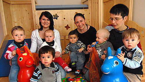 Der Kinderhort Kiddie House: Steffi Weigt, Gülay Kara und Ulrike Kropatscheck mit den Kindern: v.l.:Melissa, Sami (vorne), Noah, Lukas, Anna und Lucca. Der Kinderhort Kiddie House: Steffi Weigt, Gülay Kara und Ulrike Kropatscheck mit den Kindern: v.l.:Melissa, Sami (vorne), Noah, Lukas, Anna und Lucca.