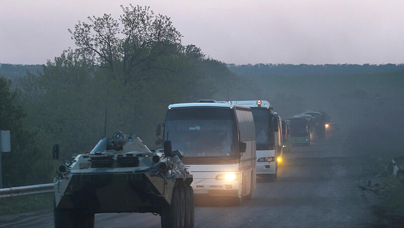 Olyonivka: Ein APC der Miliz der sogenannten Volksrepublik Donezk begleitet Busse mit ukrainischen Soldaten zur Strafkolonie in Oljoniwka, nachdem sie das belagerte Stahlwerk Azovstal in Mariupol verlassen haben.