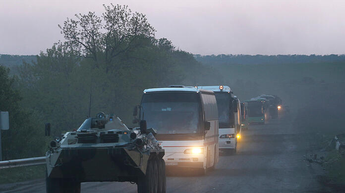 Olyonivka: Ein APC der Miliz der sogenannten Volksrepublik Donezk begleitet Busse mit ukrainischen Soldaten zur Strafkolonie in Oljoniwka, nachdem sie das belagerte Stahlwerk Azovstal in Mariupol verlassen haben.