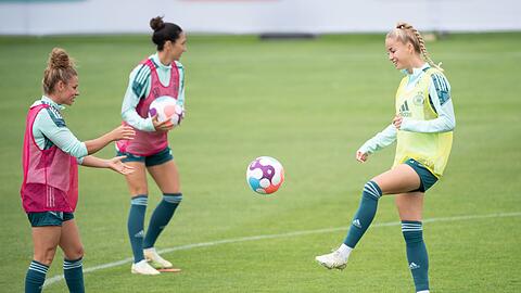 Deutschlands Linda Dallmann (l) und Giulia Gwinn trainieren.