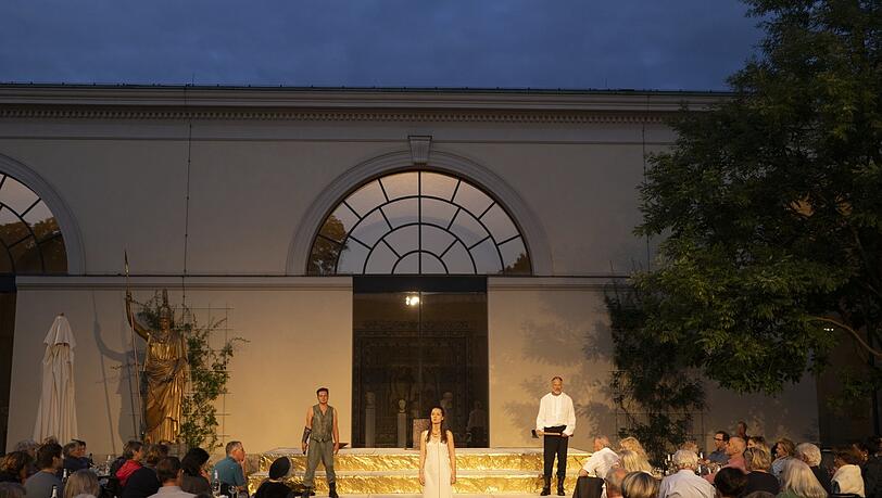 Wunderbare Atmosphäre am klassischen Ort: "Iphigenie" im Innenhof der Glyptothek Wunderbare Atmosphäre am klassischen Ort: "Iphigenie" im Innenhof der Glyptothek