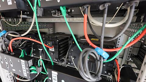 Der sogenannte Second Life Batteriespeicher besteht aus alten E-Auto-Batterien, die über die eigene Solaranlage geladen werden.
