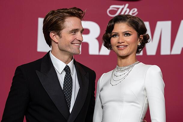 Robert Pattinson und Zendaya besuchen die Premiere von &bdquo;The Drama&ldquo;.