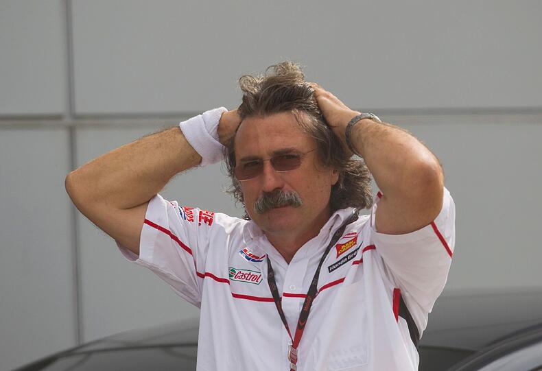 Die Teammitglieder sind geschockt: Der ehemalige Weltmeister Marco Simoncelli aus Italien ist beim Großen Preis von Malaysia tödlich verunglückt.