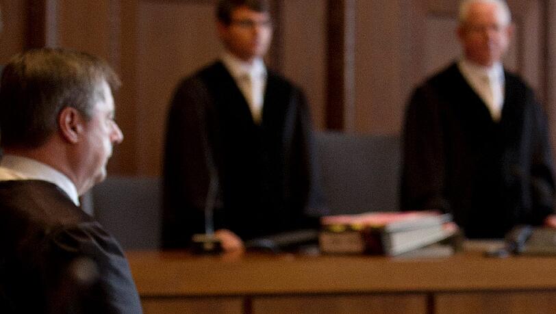 Er hat über Jahrzehnte hinweg mit seiner Tochter geschlafen, nun wurde ein 69 Jahre alter Rentner aus Bayern deswegen zu zwei Jahren und acht Monaten Haft verurteilt - die Bilder des Prozesses vor dem Landgericht Nürnberg. Er hat über Jahrzehnte hinweg mit seiner Tochter geschlafen, nun wurde ein 69 Jahre alter Rentner aus Bayern deswegen zu zwei Jahren und acht Monaten Haft verurteilt - die Bilder des Prozesses vor dem Landgericht Nürnberg.