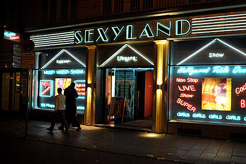 Das "Sexyland" in der Goethestraße führt Schritt für Schritt in die bunte Welt der Erotik: Vorne der Sex-Shop mit DVDs, dann 25 Video-Kabinen und am Ende die Girls.