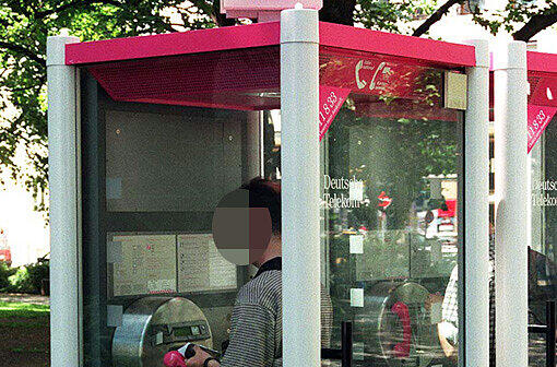 Diese Telefonzelle wurde in München 1998 fotografiert. Viele gibt es nicht mehr. In Friedberg wurde eine Kabine in die Luft gejagt.