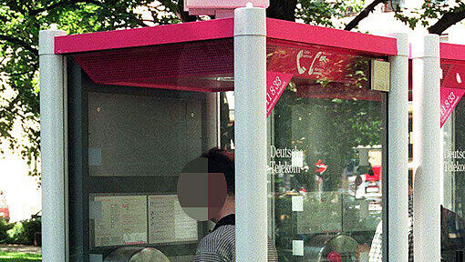 Diese Telefonzelle wurde in München 1998 fotografiert. Viele gibt es nicht mehr. In Friedberg wurde eine Kabine in die Luft gejagt. Diese Telefonzelle wurde in München 1998 fotografiert. Viele gibt es nicht mehr. In Friedberg wurde eine Kabine in die Luft gejagt.