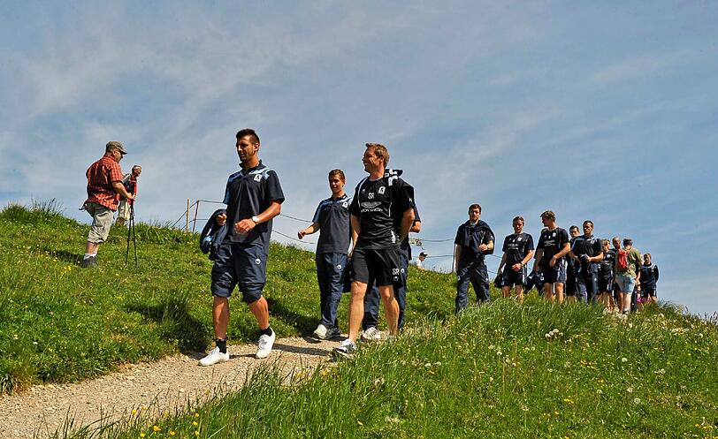 Der erste Aufstieg der Saison ist geschafft: Im Trainingslager in Oberstaufen wanderten die Löwen auf den bei 1.833 Meter liegenden Hochgrad. Sehen Sie hier die Bilder.