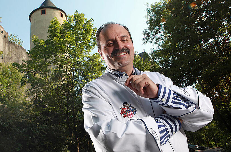Fernsehkoch Johann Lafer vor seiner Stromburg.