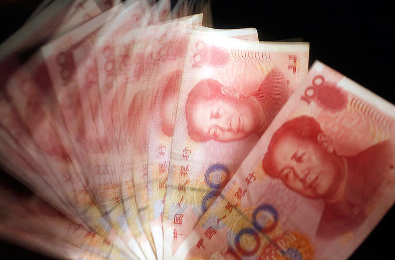 Chinesische 100 Yuan-Scheine. Die chinesische Zentralbank senkte den Kurs des Yuan um 1,9 Prozent im Vergleich zum Dollar.