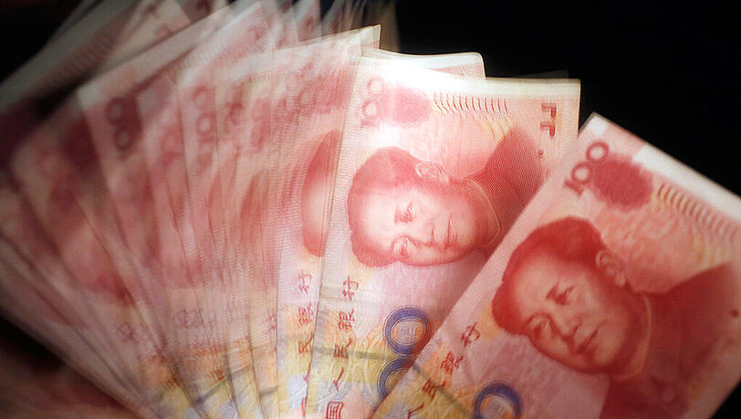 Chinesische 100 Yuan-Scheine. Die chinesische Zentralbank senkte den Kurs des Yuan um 1,9 Prozent im Vergleich zum Dollar. Chinesische 100 Yuan-Scheine. Die chinesische Zentralbank senkte den Kurs des Yuan um 1,9 Prozent im Vergleich zum Dollar.