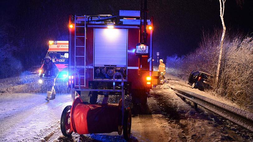 Auf dem Weg nach Vilsbiburg krachte ein Autofahrer in den Gegenverkehr.