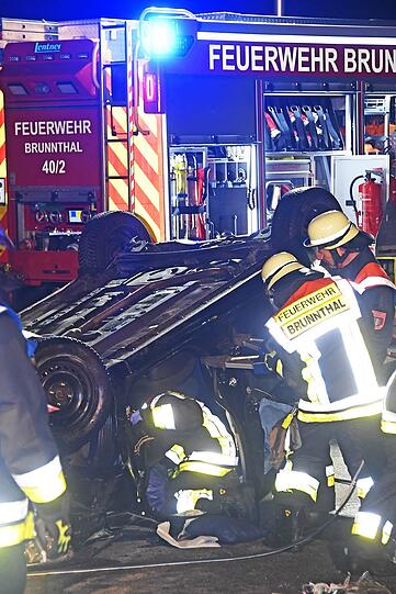 Die Frau überschlug sich in ihrem Auto, die Feuerwehr musste sie aus dem Wrack befreien.