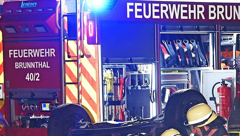 Die Frau überschlug sich in ihrem Auto, die Feuerwehr musste sie aus dem Wrack befreien. Die Frau überschlug sich in ihrem Auto, die Feuerwehr musste sie aus dem Wrack befreien.