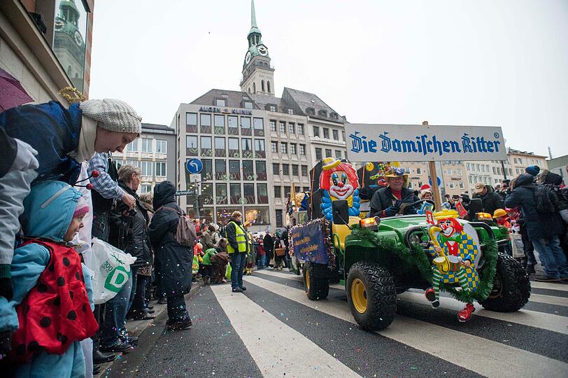 Die Damischen Ritter in Aktion: Impressionen vom Faschingszug durch die Altstadt am Sonntag.