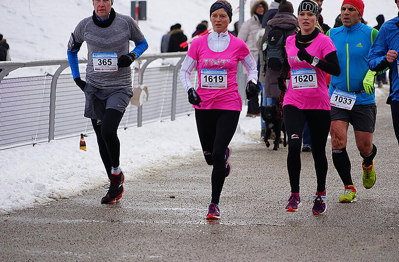1.100 Läufer nahmen am Samstagvormittag am Winterlauf im Olympiapark teil. Hier gibt's die Bilder.