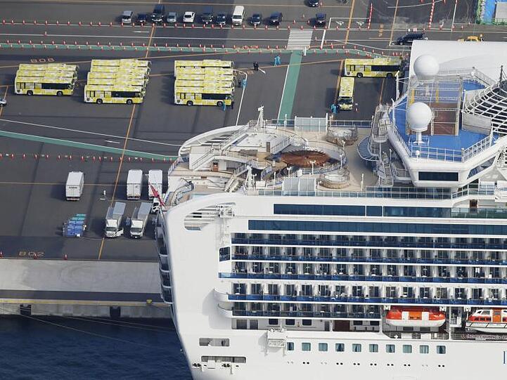 Busse werden in der Nähe des Kreuzfahrtschiffs "Diamond Princess" geparkt. Die ersten Passagiere dürfen von Bord gehen.