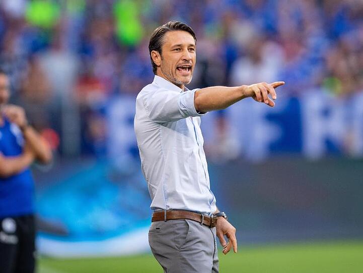 Bayerns Cheftrainer Niko Kovac steht an der Seitenlinie und gibt Anweisungen. Foto: Guido Kirchner/Archivbild