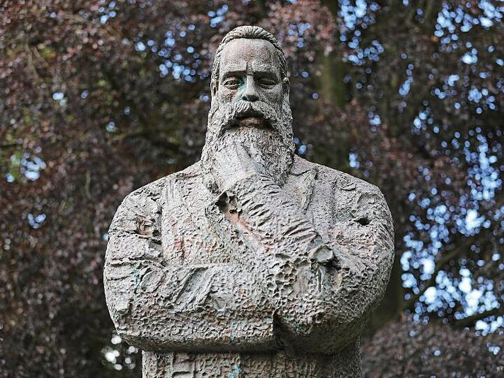 Eine Statue von Friedrich Engels steht in der Nähe seine Geburtshauses.
