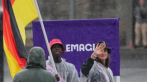 Deutschlands Fahnenträger im Regen: Dennis Schröder und Anna-Maria Wagner.