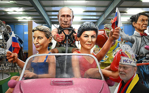 Putin, Alice Weidel und Sahra Wagenknecht als "Barbies und "Ken""im Mainzer Rosenmontagszug.