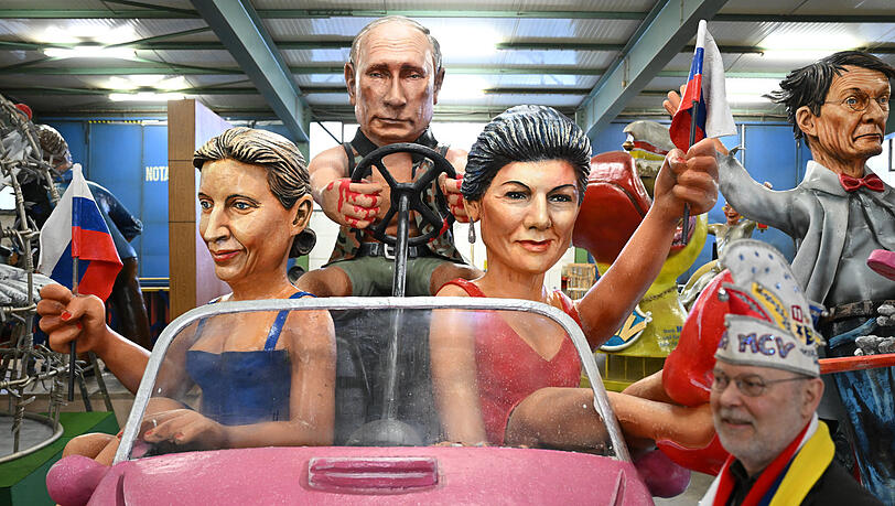Putin, Alice Weidel und Sahra Wagenknecht als "Barbies und "Ken""im Mainzer Rosenmontagszug. Putin, Alice Weidel und Sahra Wagenknecht als "Barbies und "Ken""im Mainzer Rosenmontagszug.