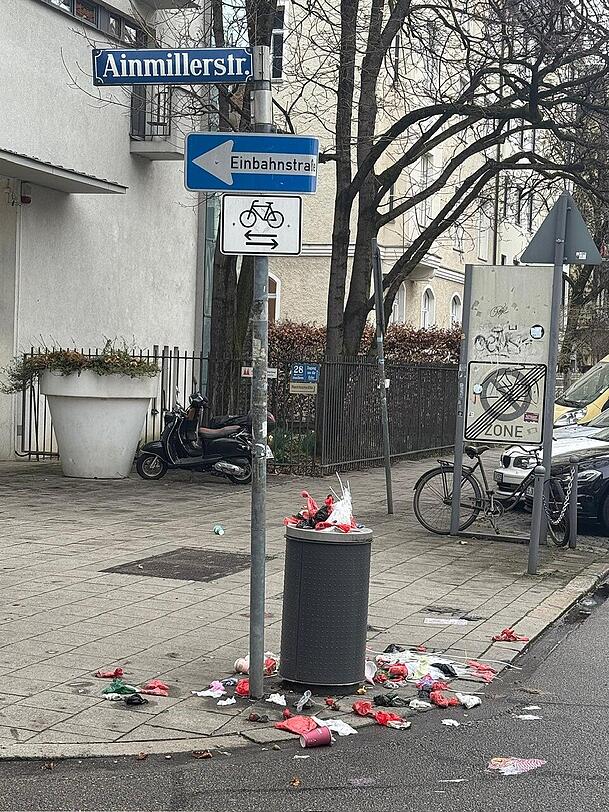 Die Ausdehnungen der Vermüllung seien in einem weiteren Umgriff der Hohenzollernstraße-Ainmillerstraße bis zur Leopoldstraße festzustellen, findet die CSU/FW-Fraktion. Die Ausdehnungen der Vermüllung seien in einem weiteren Umgriff der Hohenzollernstraße-Ainmillerstraße bis zur Leopoldstraße festzustellen, findet die CSU/FW-Fraktion.