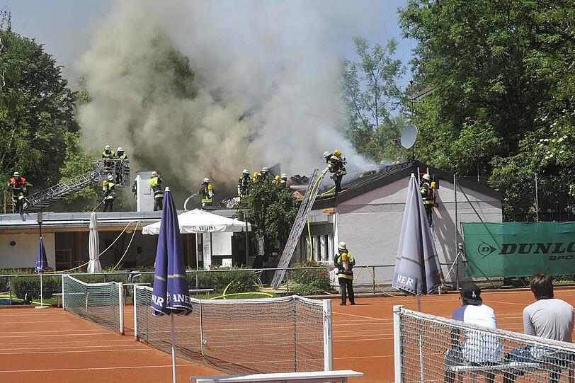 Stundenlang kämpfte die Feuerwehr mit dem brennenden Vereinsheim des Tenniclubs Thalkirchen. Probleme machte eine Dachverkleidung aus Kupfer.