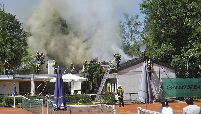 Stundenlang kämpfte die Feuerwehr mit dem brennenden Vereinsheim des Tenniclubs Thalkirchen. Probleme machte eine Dachverkleidung aus Kupfer. Stundenlang kämpfte die Feuerwehr mit dem brennenden Vereinsheim des Tenniclubs Thalkirchen. Probleme machte eine Dachverkleidung aus Kupfer.