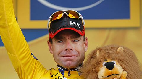 Der Routinier aus Australien
stürmte im entscheidenden Einzelzeitfahren am Samstag in Grenoble in
der Gesamtwertung an den Brüdern Andy und Frank Schleck vorbei und
wird sich damit am Sonntag in Paris als erster Australier in der
Tour-Historie feiern lassen.