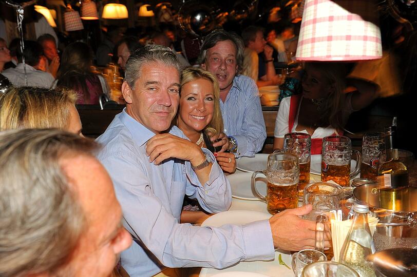 Tiefe Einblicke, volle Dekolletees, Blondinen und ganz viel köstliches Wiesn-Bier: Der "Almauftrieb" im Käferzelt gehört zu den Pflichtterminen und hat auch am ersten Wiesn-Sonntag wieder die Promis angezogen. So lassen es die VIPs krachen - Die Bilder