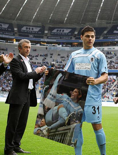 Die Löwen-Bosse haben Kevin Volland ein Bild geschenkt.