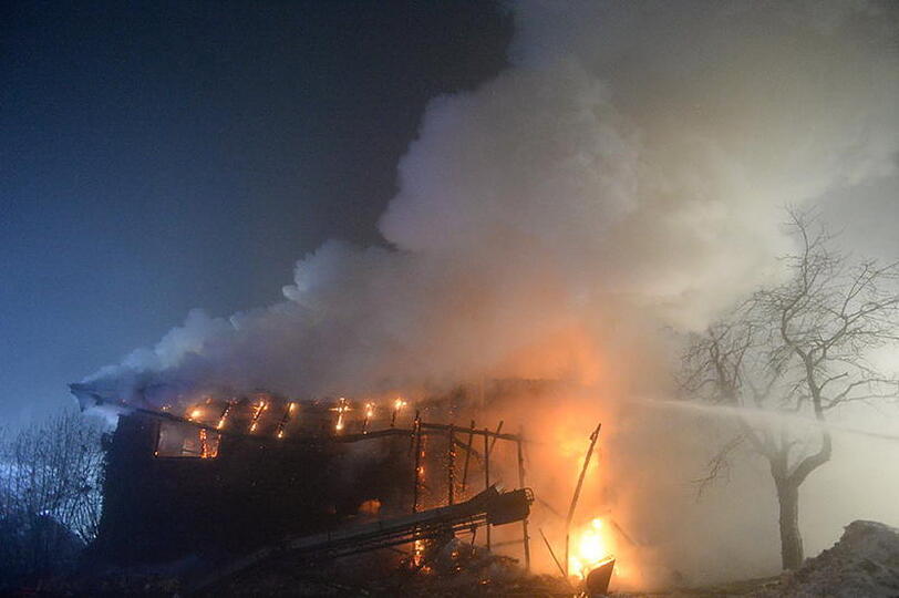 Brand in Obing: In einer Schreinerei war Feuer ausgebrochen. 200 Feuerwehrler kämpften gegen die Flammen. Das Gebäude brannte nieder.