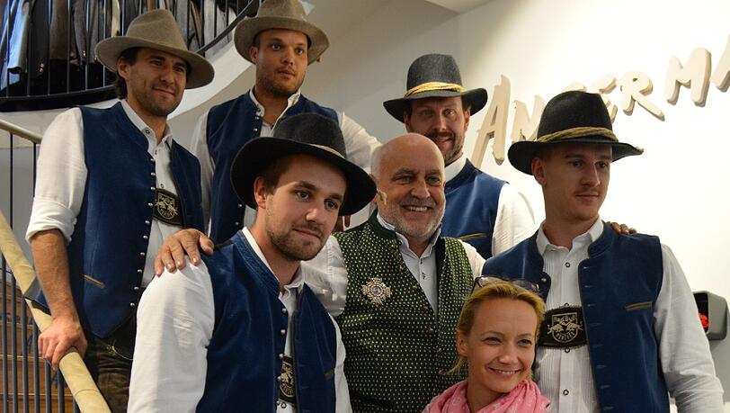 Erinnerungsfoto für den Chef: Angermaier-Chef Axel Munz mit den neuen EHC-Hacklern. Erinnerungsfoto für den Chef: Angermaier-Chef Axel Munz mit den neuen EHC-Hacklern.