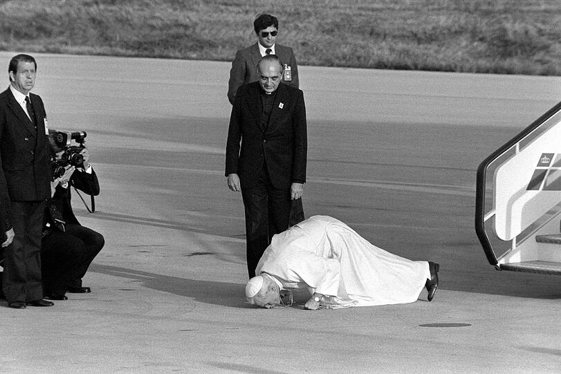 Segenskuss: Papst Johannes Paul II. küsst bei seiner Ankunft in Spanien am 2. November 1982 den Boden.